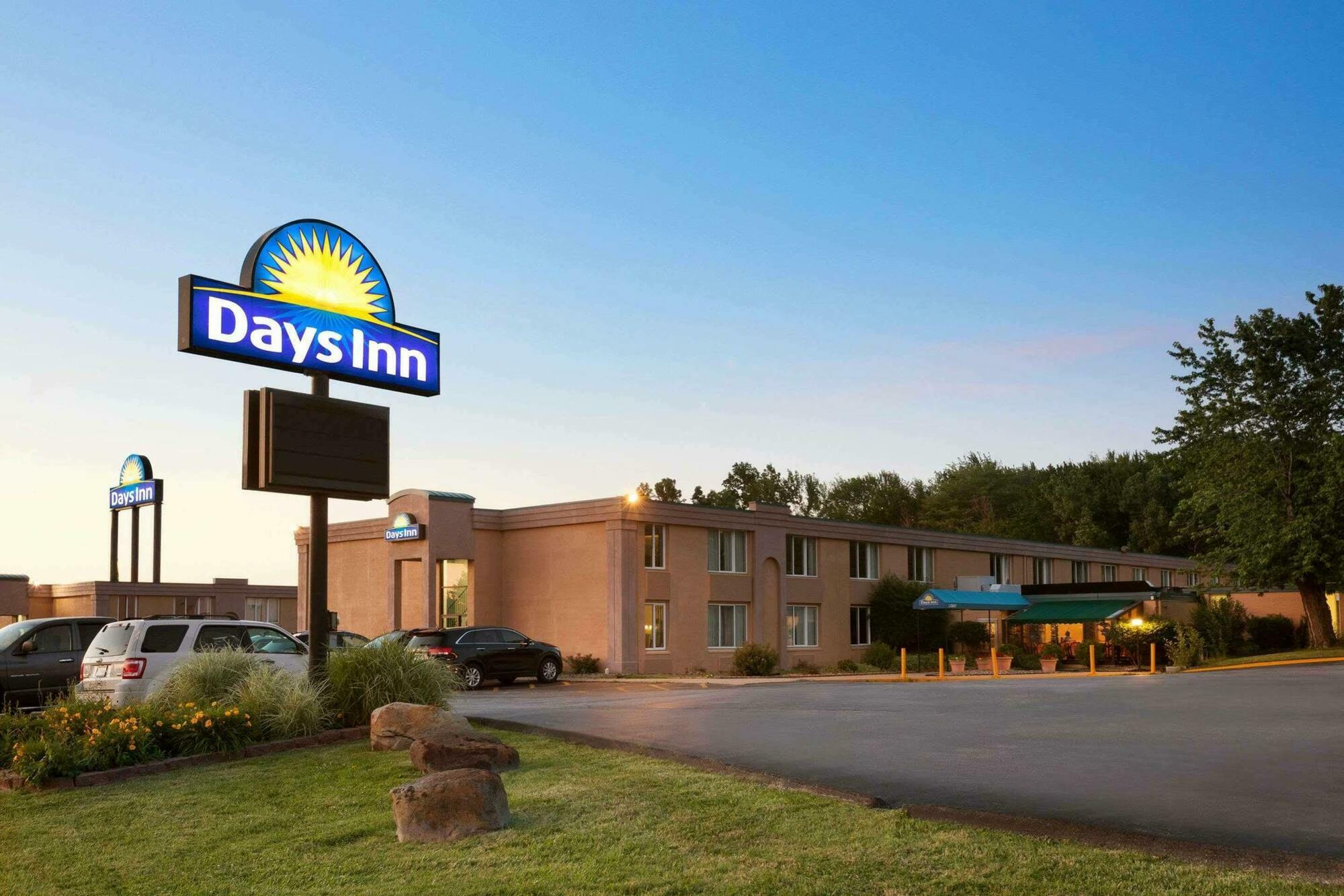 Days By Wyndham Willoughby/cleveland Willoughby