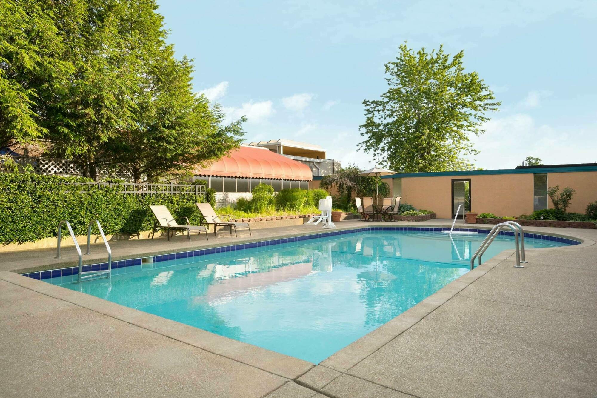 Hotel Days By Wyndham Willoughby/cleveland